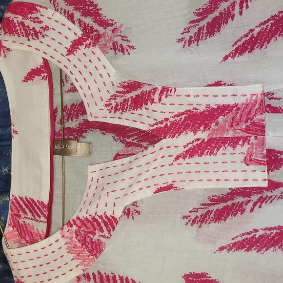 🍂3/$10 White Stag Lightweight White Cotton Blouse w/ Fuschia Feather/Leaf Print - Picture 2 of 11